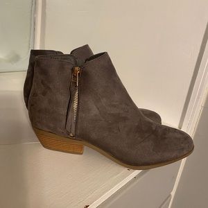 Boohoo Brand Gray Suede Ankle Booties - US10